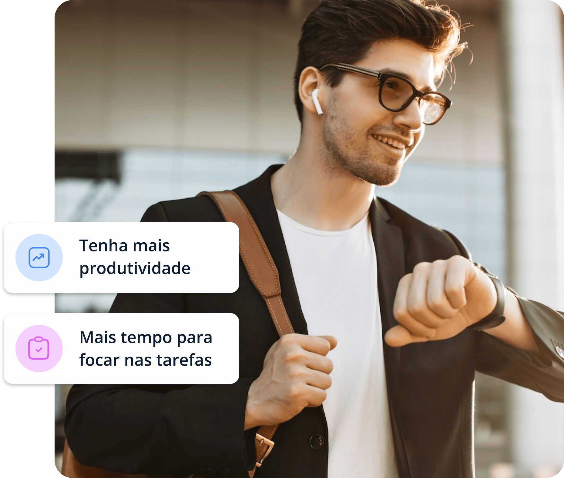 Homem de óculos olhando para o relógio